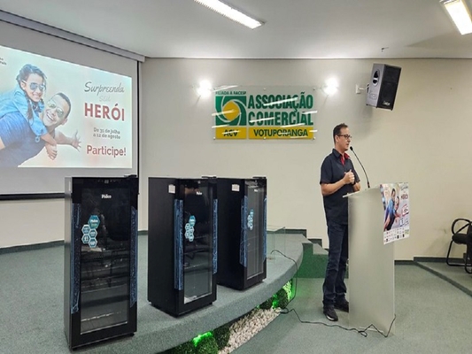 Neste sábado (12) comércio abre à tarde