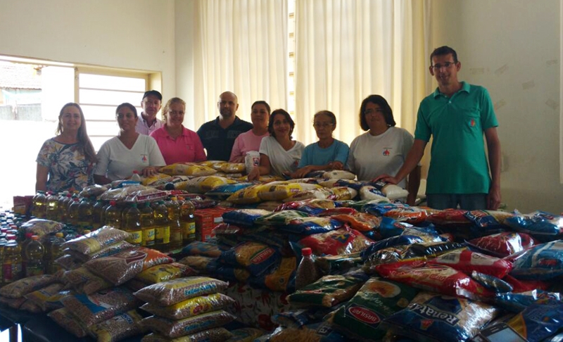 Parisi arrecada alimentos para Santa Casa