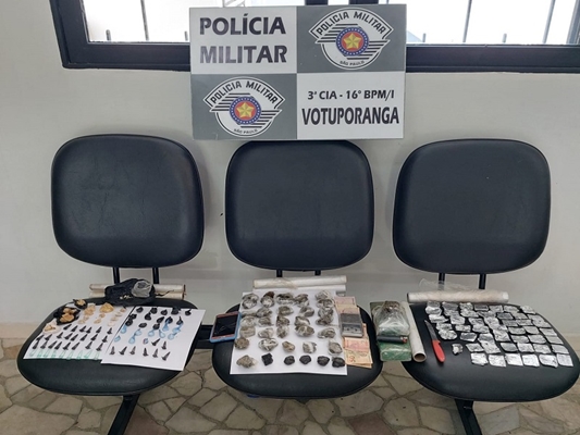 Mais de 1,1 mil LSD, cocaína e maconha escondidos em mata