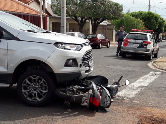 Grávida ferida em acidente entre carro e moto em Votuporanga