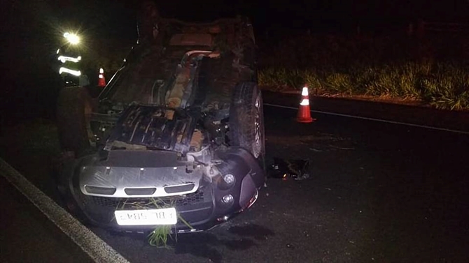CARRO CAPOTA PERTO DO TREVO DE VALENTIM GENTIL