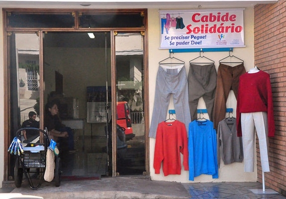 Cabine Solidário entrega mais de 400 peças a pessoas de Votuporanga