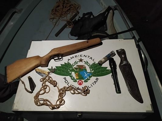 Dois presos com arma de pressão adaptada para bala