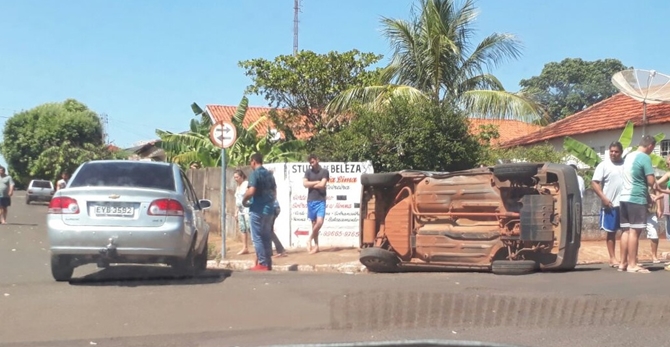 Carro tomba em Cosmorama após colisão em cruzamento 
