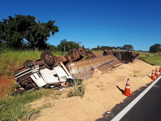 CAMINHÃO TOMBA E DEIXA MOTORISTA FERIDO EM JALES