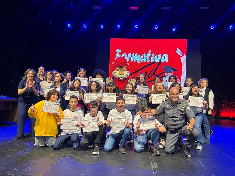 Alunos do Colégio Unifev participam de formatura do Proerd