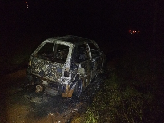 Carro com casal e bebê pega fogo na Estrada do 27 em Votuporanga 