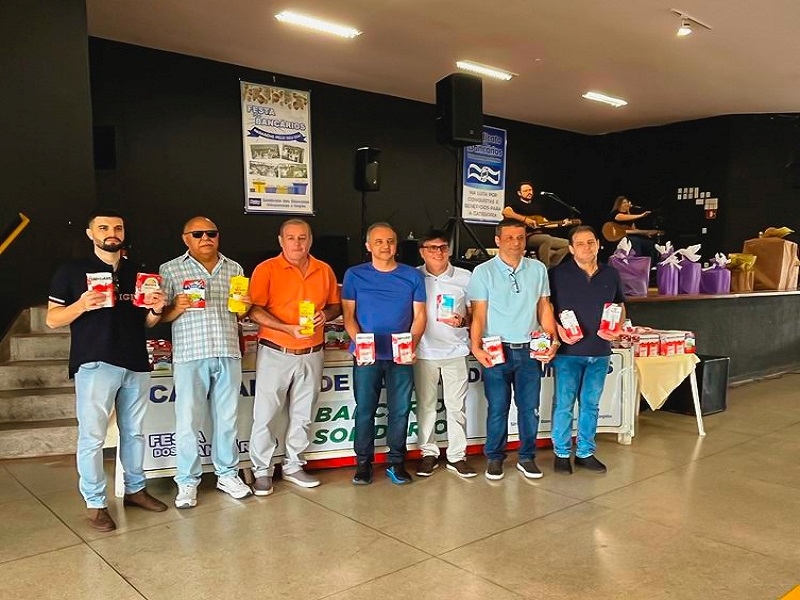 Bancários arrecadam 500 litros de leite para Santa Casa