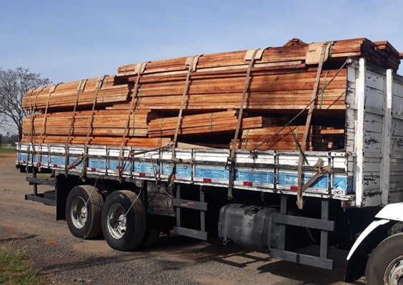 Polícia Ambiental flagra transporte irregular de madeira 