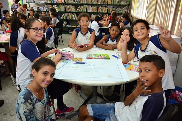 Três escolas de Votuporanga ganham livros do programa Asas para Voar