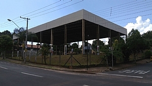 PREFEITURA MANDA POR ALAMBRADO EM ESCOLA APÓS VANDALISMO