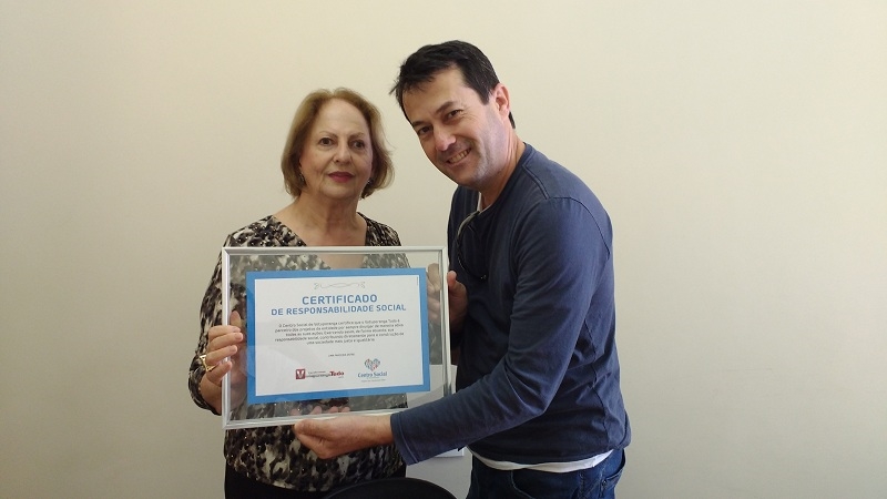 Bader Lorente entrega certificado ao responsável pelo site