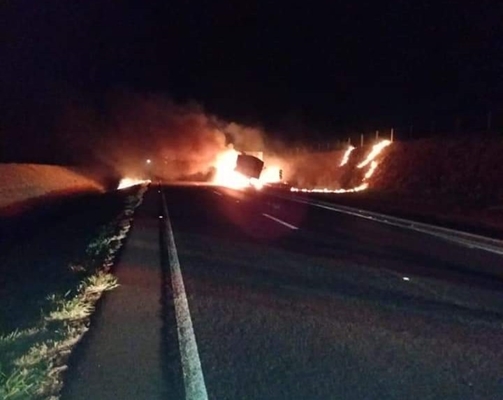 CARRETA PEGA FOGO DURANTE A MADRUGADA PERTO DE URÂNIA