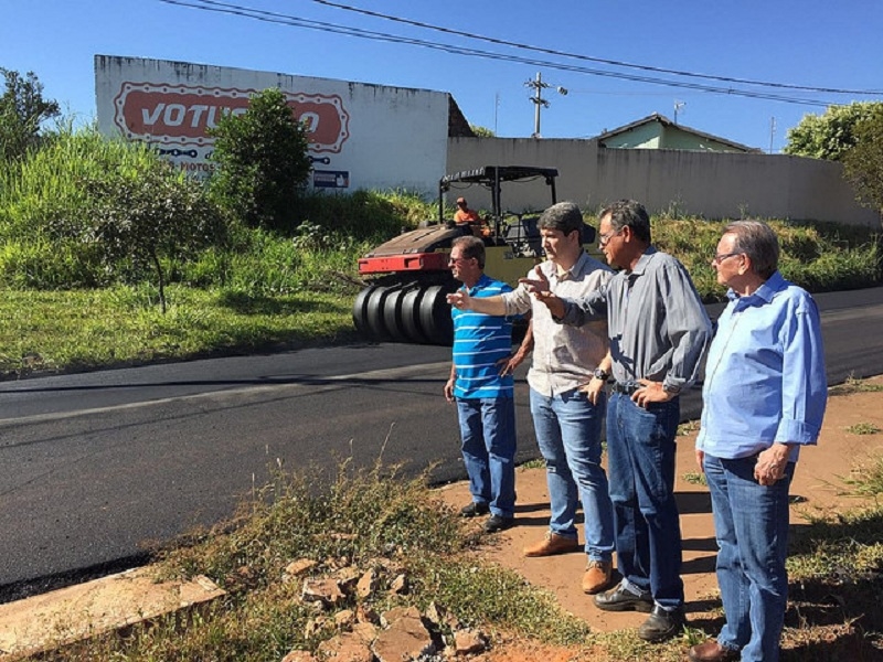 Prefeito, vice, Petenucci e Cati no local da obra