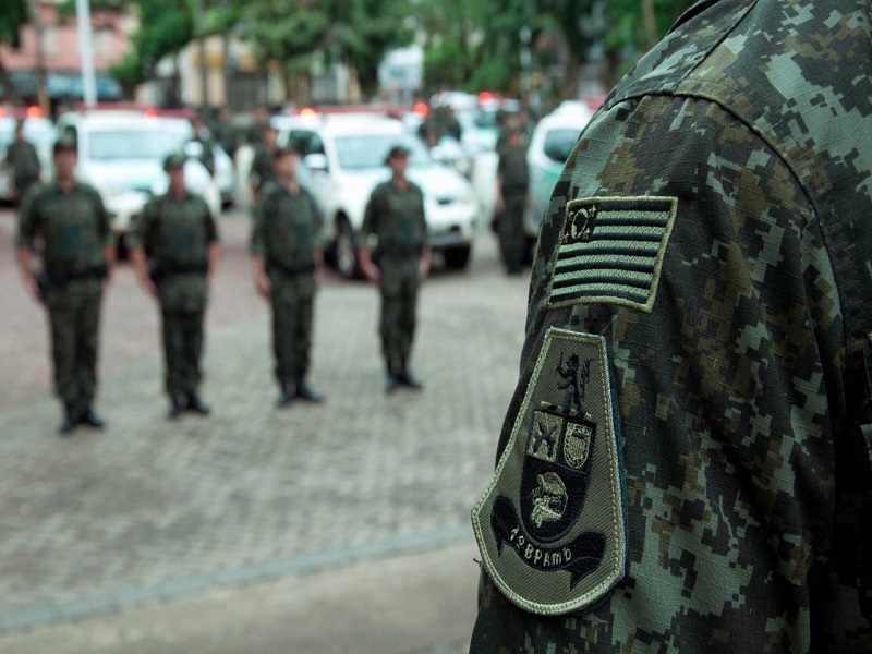 Policiais levam casal ao médico após carro quebrar