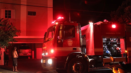 Bombeiros controlam fogo em prédio de Ilha Solteira