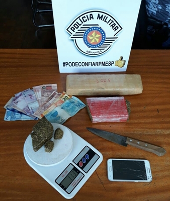 FLAGRANTE: PM recupera moto e prende 3 traficantes 