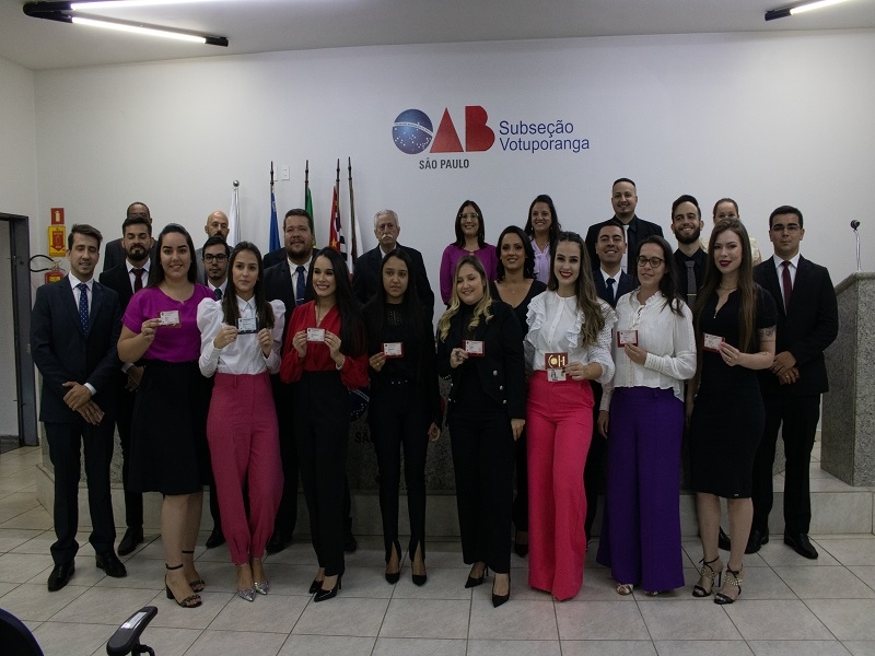 Carteiras da OAB entregues a egressos do curso de Direito