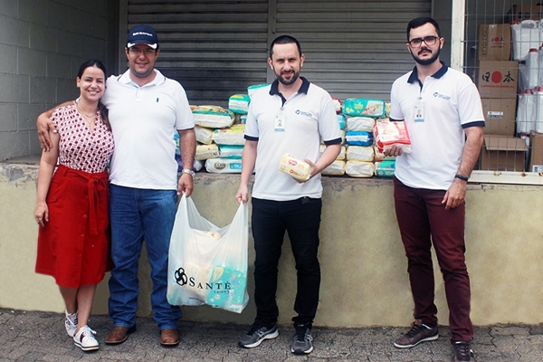 CASAL DE CARDOSO DOA MAIS DE 2 MIL FRALDAS PRA SANTA CASA