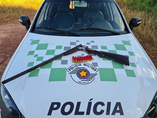 Caçador é flagrado com arma em fazenda 