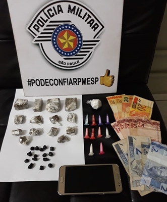 JOVEM ESCONDIA DROGAS NO GUARDA-ROUPA E VENDIA NA POCHETE