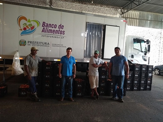 Produtor rural doa quase 1 tonelada de alimentos pra Votuporanga