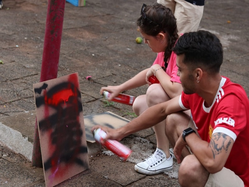 Alunos de Publicidade levam cultura para a praça do Half 