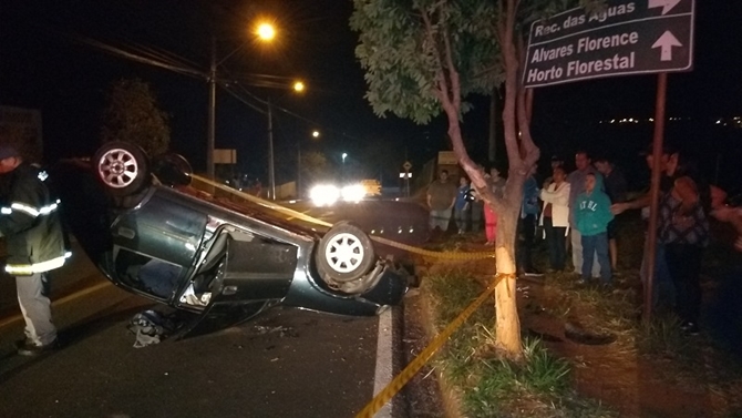 CARRO COLIDE CONTRA ÁRVORE E CAPOTA EM VOTUPORANGA