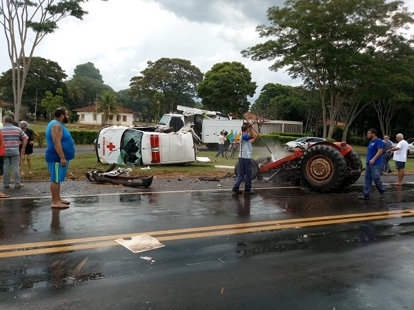 MOTORISTA DE AMBULÂNCIA MORRE EM ACIDENTE