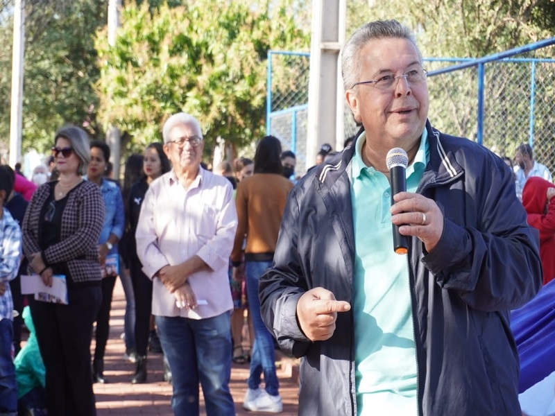 Carlão participa de entrega de veículos e obras