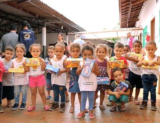 ALUNOS DA UNIFEV ENTREGAM CHOCOLATES PRA CRIANÇAS