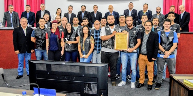 INTEGRANTES DE MOTO CLUBE SÃO HOMENAGEADOS NA CÂMARA