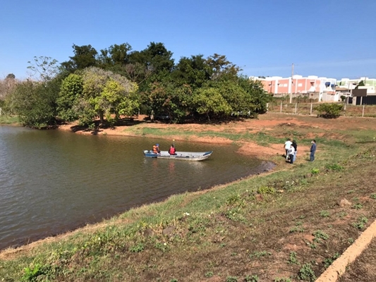 SAEV faz medição para desassoreamento da Represa 