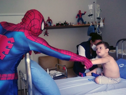 HOMEM ARANHA 'invade' a Santa Casa pra ajudar criança 