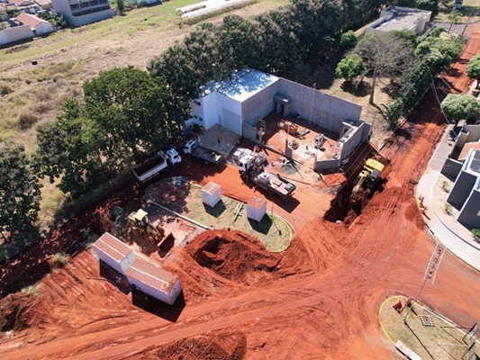 Obra antienchente avança pela rua Leonardo Commar