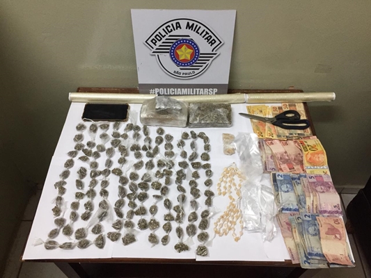 Polícia Militar prende 2 rapazes que vendiam droga