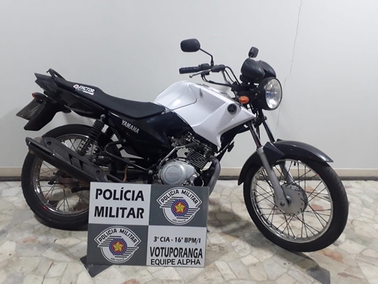 Ladrão é preso empurrando moto furtada 