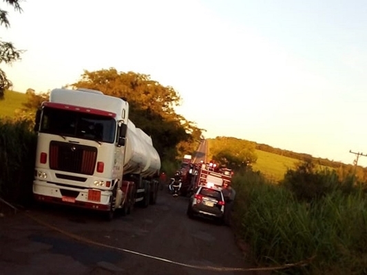 Acidente deixa 5 mortos em colisão de carro e caminhão
