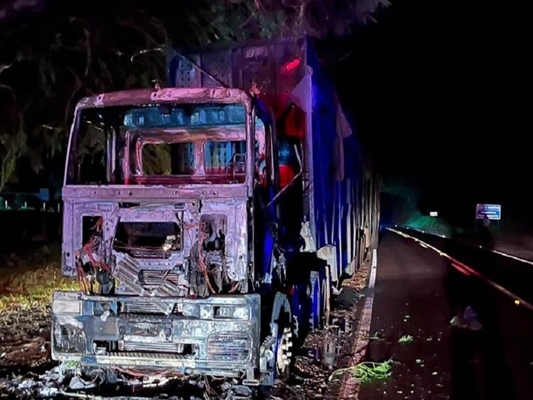 Cabine de caminhão é destruída em incêndio