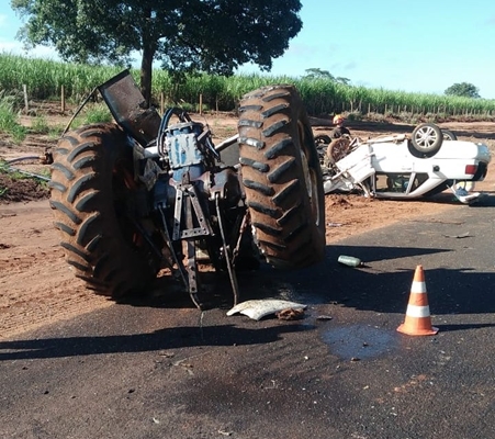 DOIS FERIDOS EM COLISÃO DE CARRO COM TRATOR