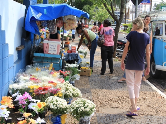 ALERTA: vendedores ambulantes precisam de licença no Finados