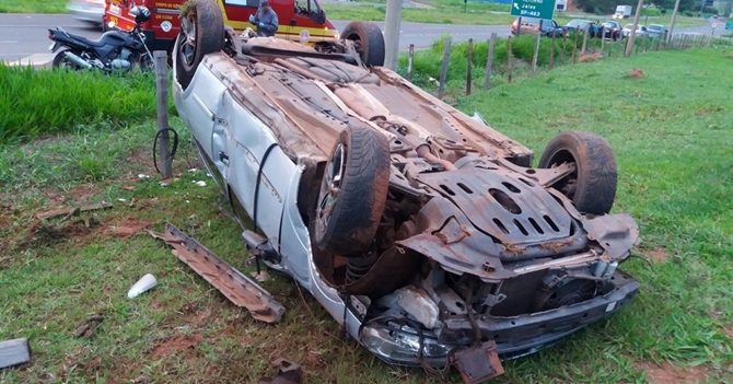 Motorista ferido em capotamento de carro perto de Jales