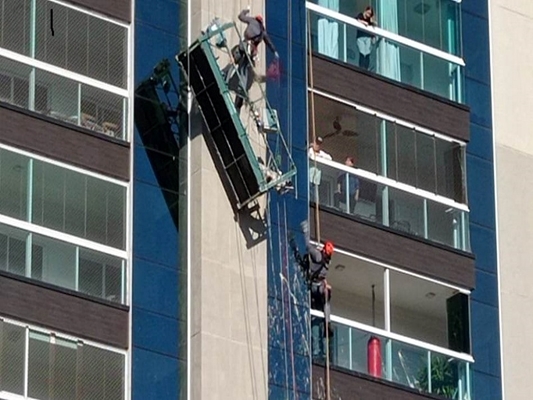 Pintores presos em andaime são resgatados por Bombeiros