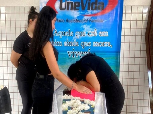 Cadela é velada e sepultada em túmulo de família 