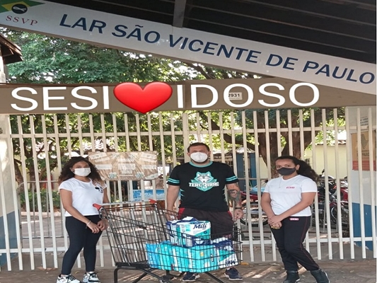 Ação social arrecada fraldas para idosos 