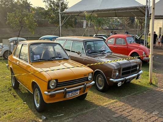 Encontro de Carros Antigos com shows no Parque da Cultura