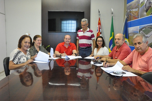Prefeitura repassa verba a entidades que atendem crianças