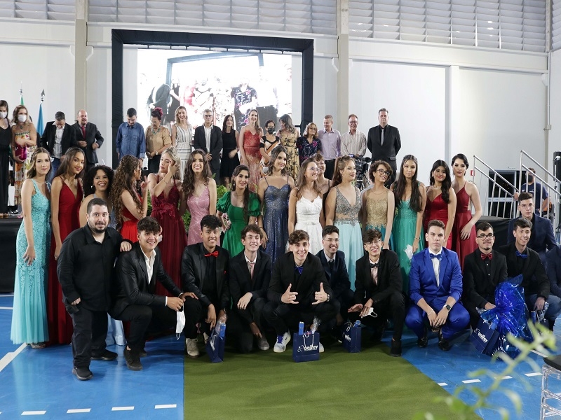 Formaturas do Colégio Unifev são marcadas por emoção