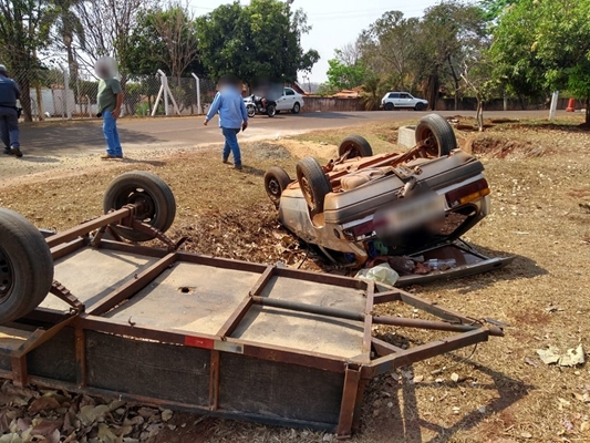 Carro com carretinha capota perto da Prainha de Riolândia