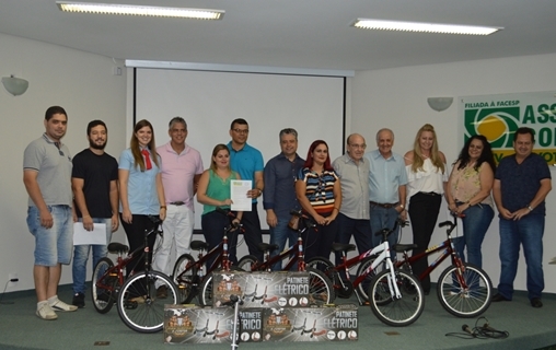 ASSOCIAÇÃO COMERCIAL ENTREGA PRÊMIOS DO DIA DAS CRIANÇAS